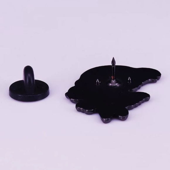 Howl’s Moving Castle Enamel Pin - Picture 2 of 2